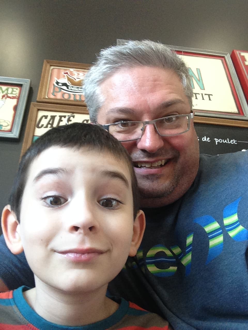 Papa avec son fils autiste